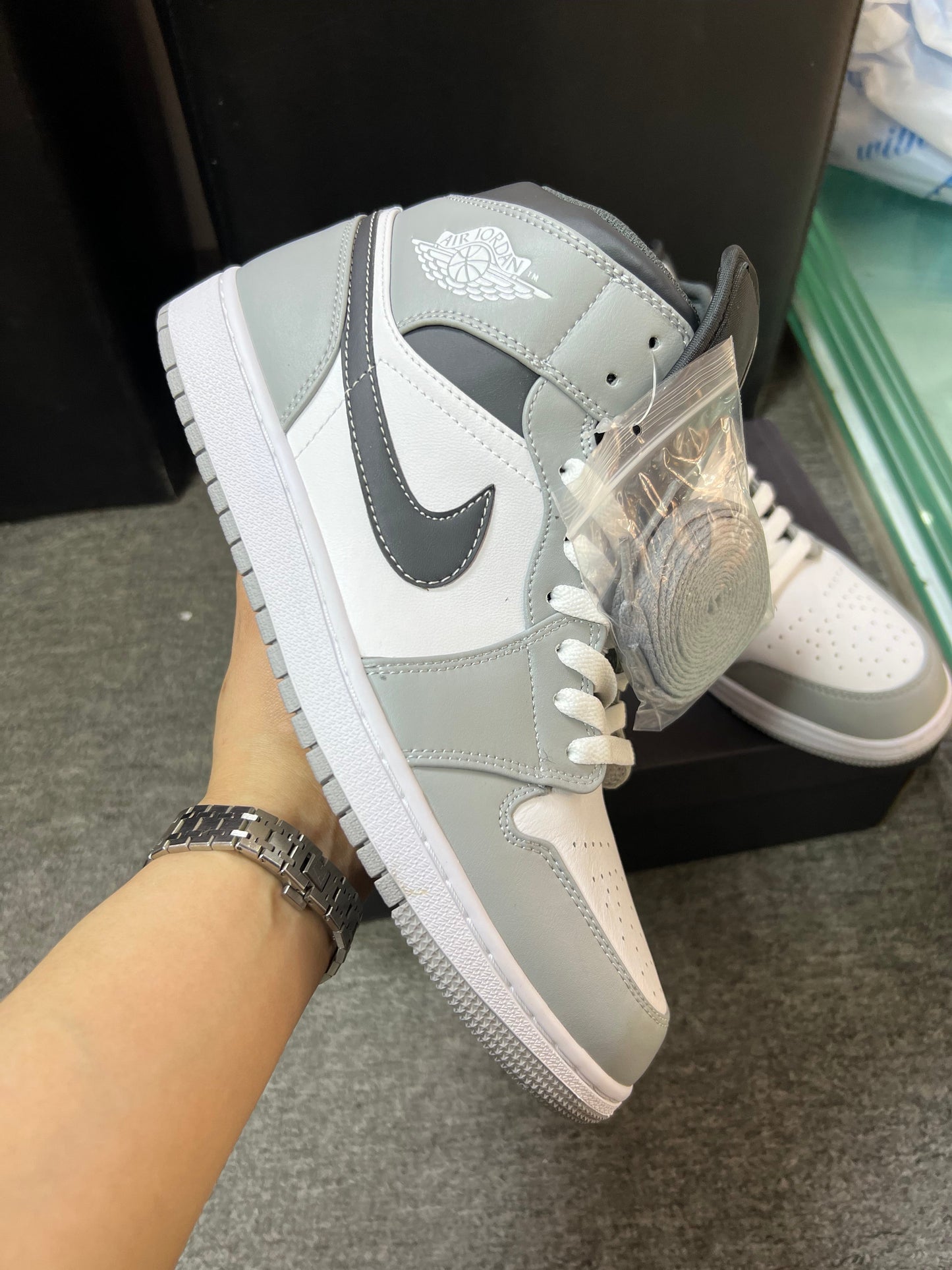 Jordan 1 Mid Light Smoke Grey