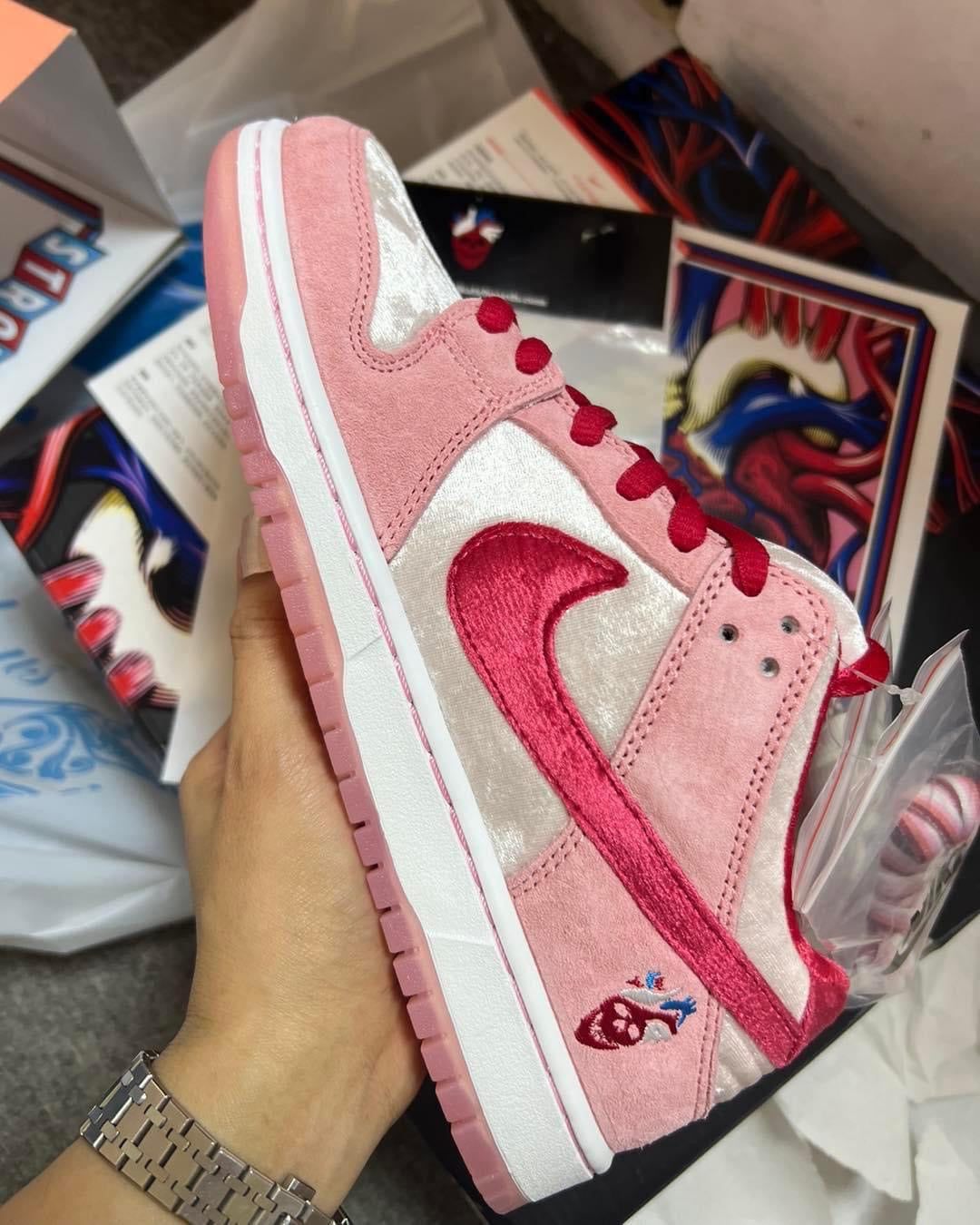 SB Dunk Strange love
