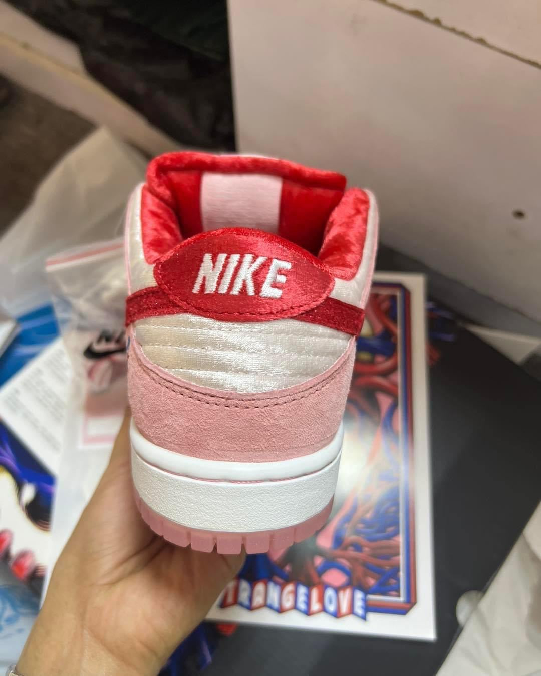 SB Dunk Strange love