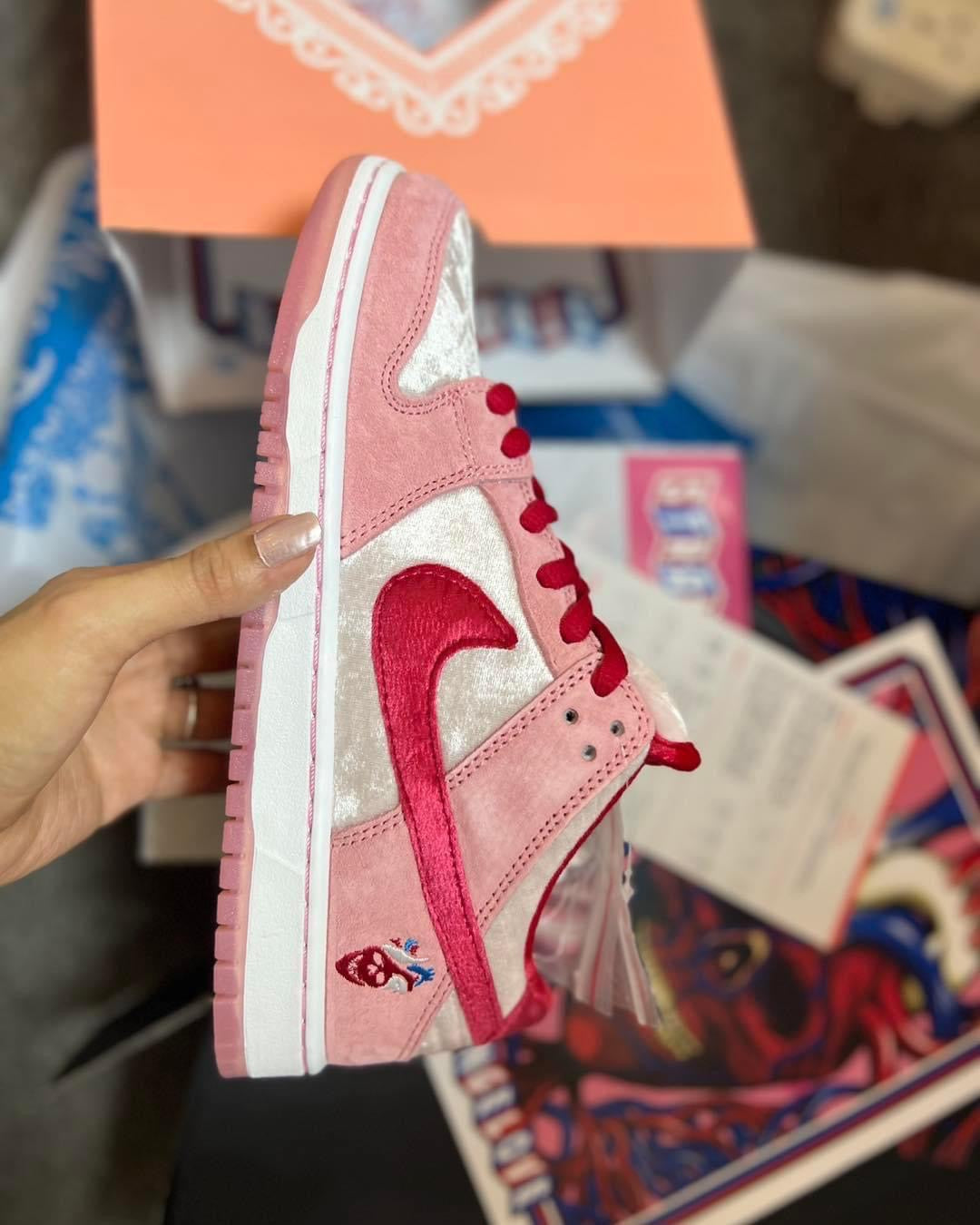 SB Dunk Strange love