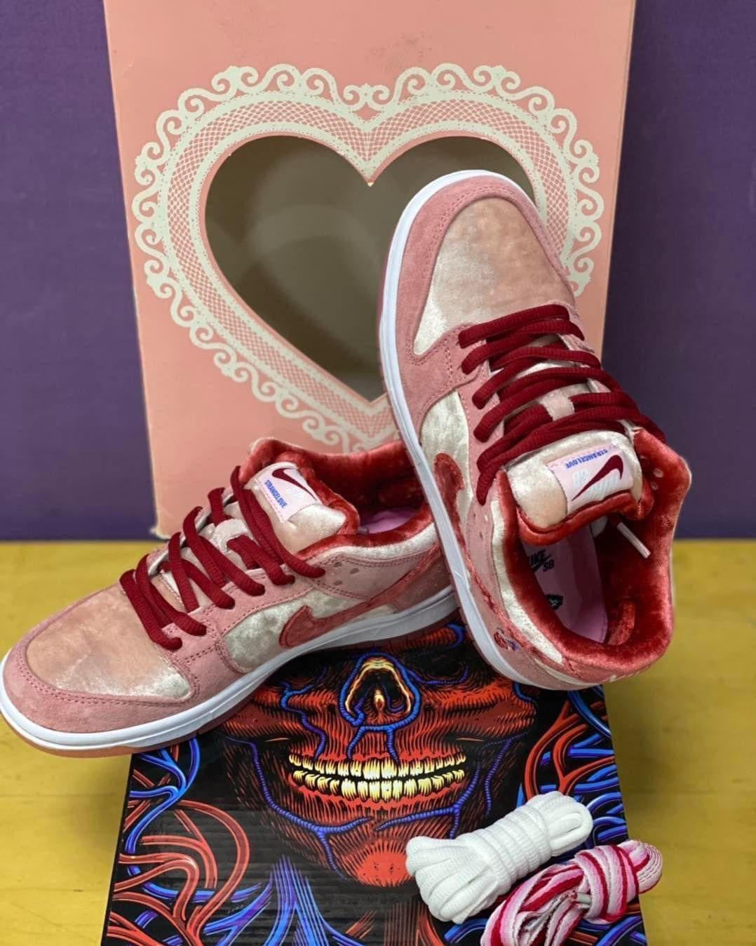 SB Dunk Strange love