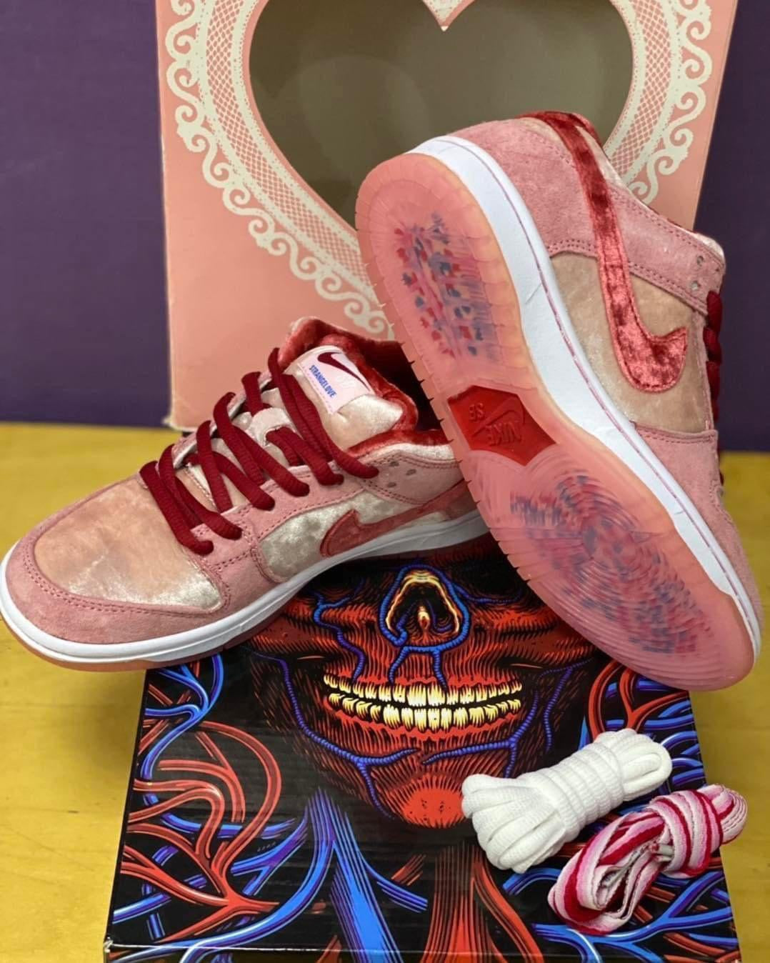 SB Dunk Strange love