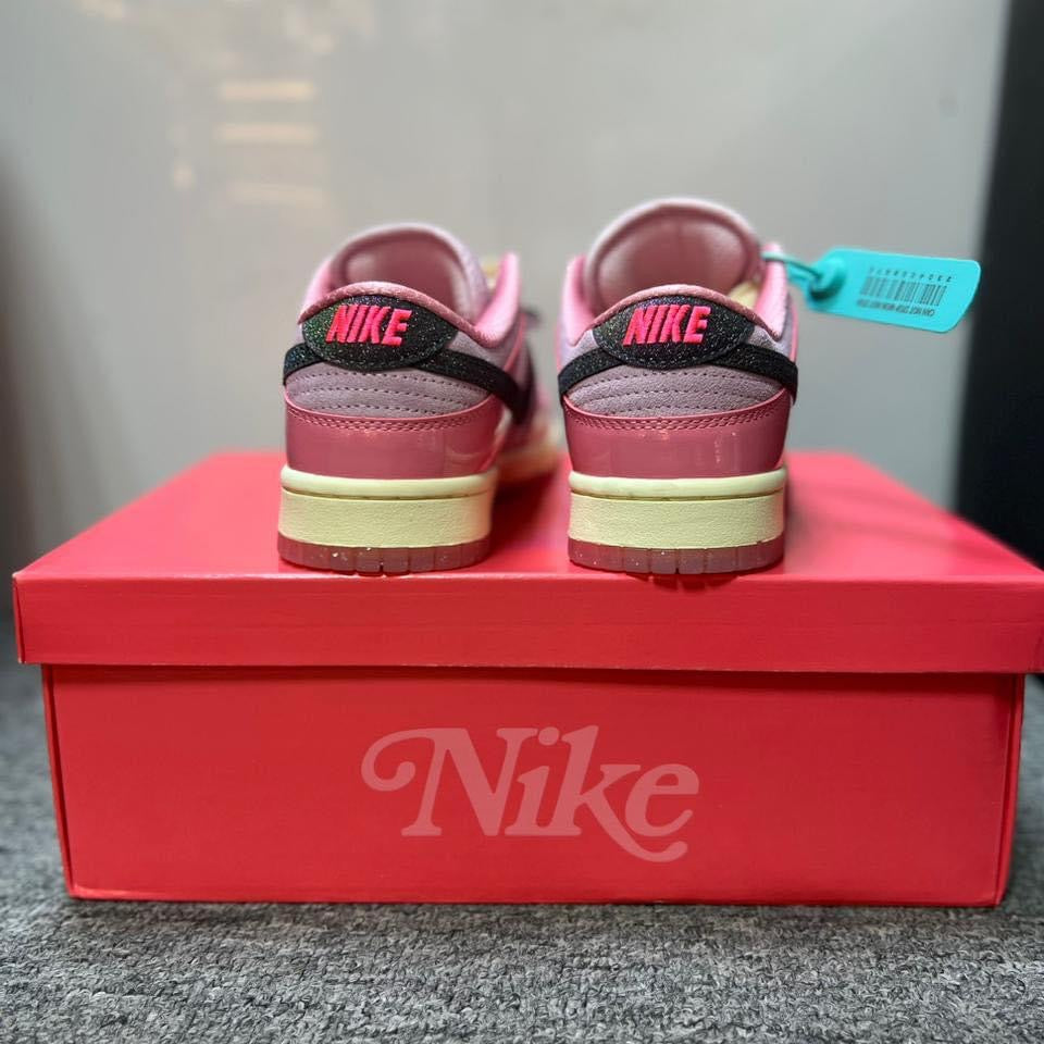 SB Dunk Low LX Barbie
