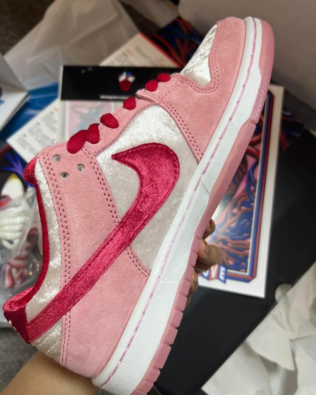 SB Dunk Strange love