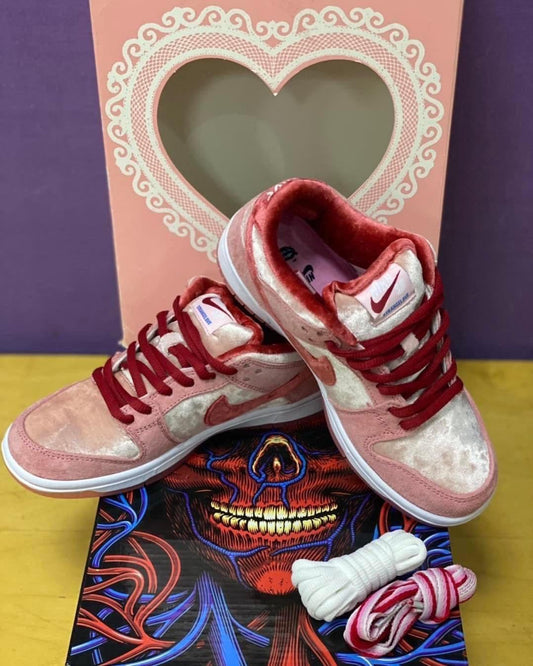 SB Dunk Strange love